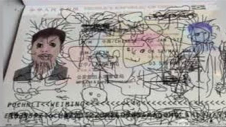 طفل يتسبب في احتجاز والده بين دولتين