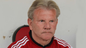 المدرب بول بوت في ورطة