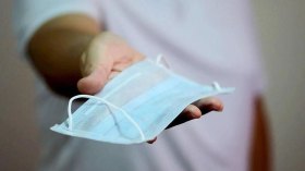 إسكافي يخيط 30 كمّامة يوميا لمساعدة المسنين بباتنة