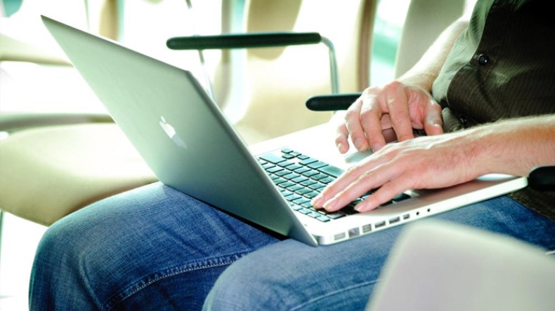 احذر استخدام الكمبيوتر بهذه الوضعية
