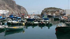 أربعة صيادين ضاعوا في البحر منذ شهر وأنباء عن إنقاذهم من طرف باخرة بريطانية