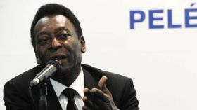 المحتجّون في البرازيل يجلدون “بيليه” بسبب تقمّصه شخصية “رجل المطافئ”!