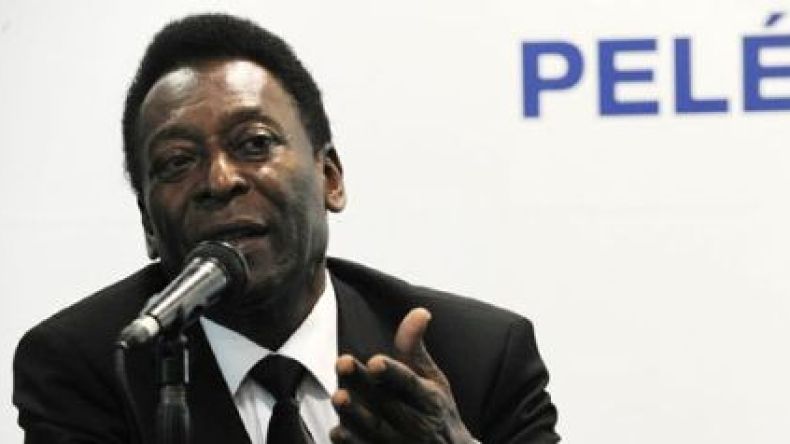 المحتجّون في البرازيل يجلدون “بيليه” بسبب تقمّصه شخصية “رجل المطافئ”!