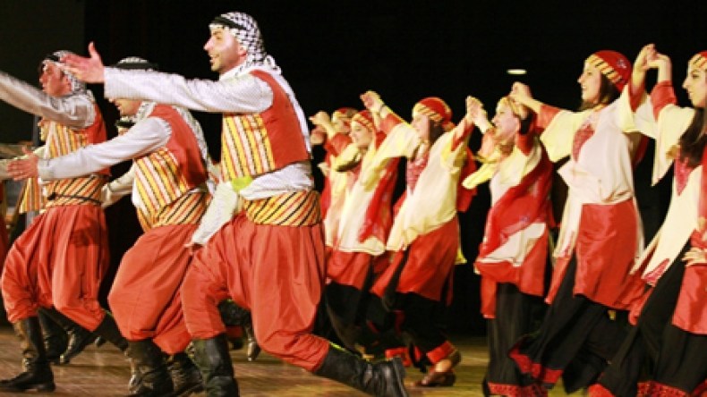 الجرح الفلسطيني ينزف فنا، شعرا ورقصا بأرض المليون ونصف المليون شهيد