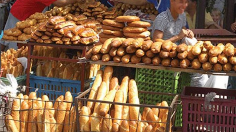 “حماية المستهلك” تشن حملة واسعة لتفادي لمس الخبز قبل شرائه