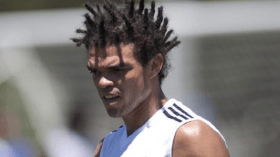 بيبي محل سخرية واسعة بسبب تسريحة شعره