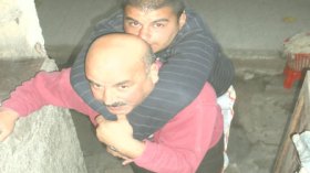 أب يحمل أبناءه الثلاثة على ظهره منذ14سنة بسبب مرض نادر