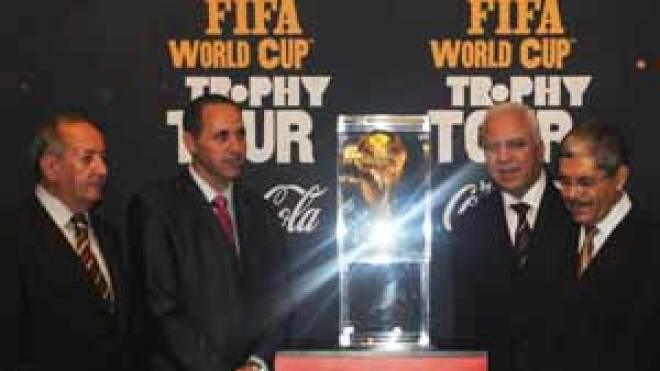 وزراء وشخصيات رياضية أخذوا صورا مع مجسم كأس العالم