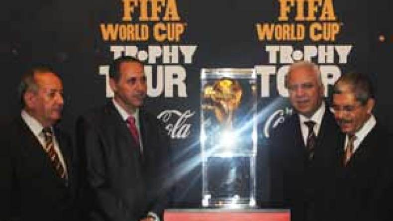 وزراء وشخصيات رياضية أخذوا صورا مع مجسم كأس العالم