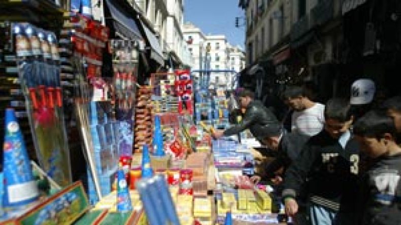 «حرب المفرقعات»..  16 مليار دينار يحرقها الجزائريون ليلة المولد