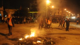 “معركة” بالمفرقعات بين شباب وأفراد شرطة بالقبة