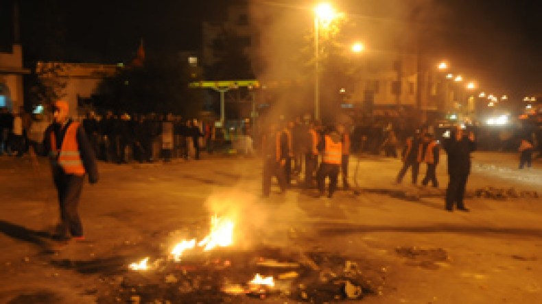 “معركة” بالمفرقعات بين شباب وأفراد شرطة بالقبة