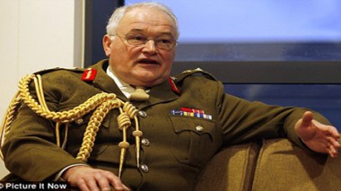 Gaïd Salah reçoit le chef d’état-major général des forces terrestres britanniques