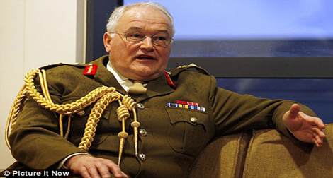 Gaïd Salah reçoit le chef d’état-major général des forces terrestres britanniques