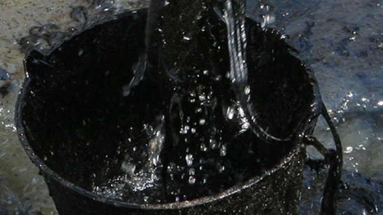 مستقبلنا داخل برميل نفط!