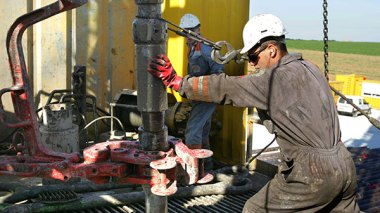 Labour Minister Orders the Cancellation of Impossible Employment Conditions In Oil Companies