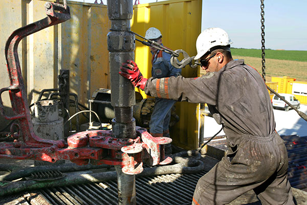 Labour Minister Orders the Cancellation of Impossible Employment Conditions In Oil Companies