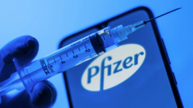 Pfizer va réduire temporairement ses livraisons de vaccin en Europe