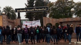 طلبة ثانوية “أحمد عليلي” بعين الدفلى يخرجون إلى الشارع