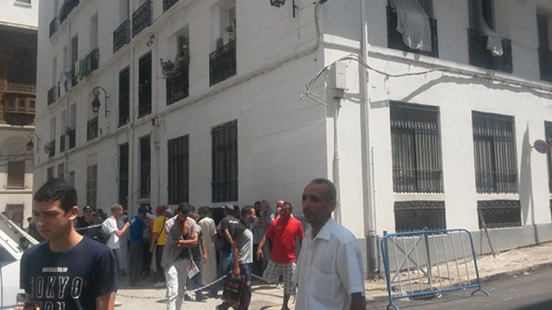 المقصون من الترحيل بالكروش والباخرة المحطمة ينتفضون