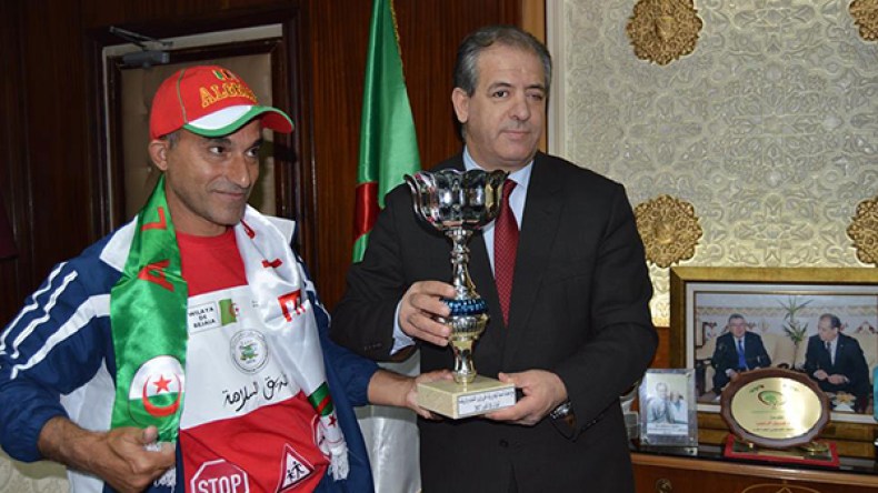 ولد علي يكرم عداء اجتاز 22 ولاية سيرا على الأقدام