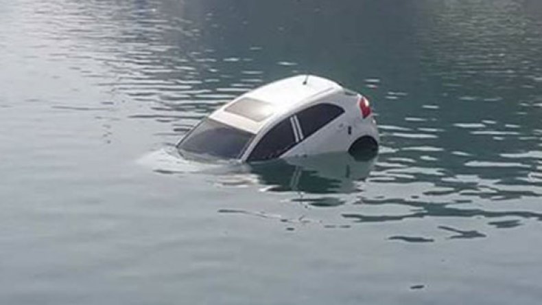 سقوط سيارة جمركية في البحر بميناء سكيكدة