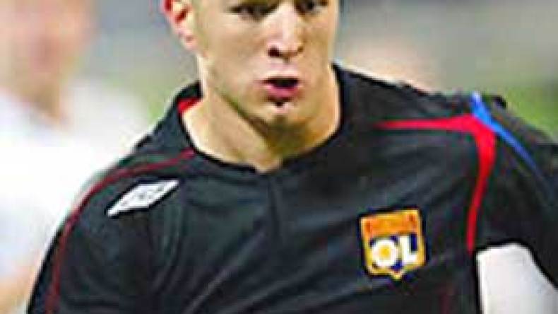 كريم بن زيمة يغيب عن الملاعب ثلاثة أسابيع