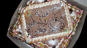 شاب‭ ‬يحيي‭ ‬ذكرى‭ ‬إيداعه‭ ‬ملف‭ ‬السكن‭ ‬بكعكة‭ ‬لمير‭ ‬عين‭ ‬ياقوت‭ ‬بباتنة