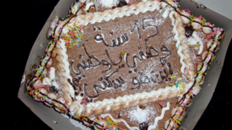 شاب‭ ‬يحيي‭ ‬ذكرى‭ ‬إيداعه‭ ‬ملف‭ ‬السكن‭ ‬بكعكة‭ ‬لمير‭ ‬عين‭ ‬ياقوت‭ ‬بباتنة
