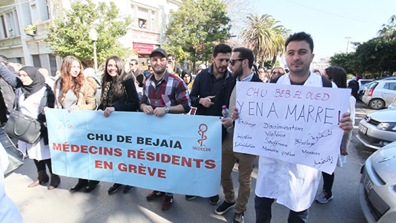 الأطباء المقيمون في وقفة احتجاجية جديدة بمستشفى مصطفى باشا