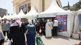 أغنياء يزاحمون الفقراء في أسواق الرحمة!