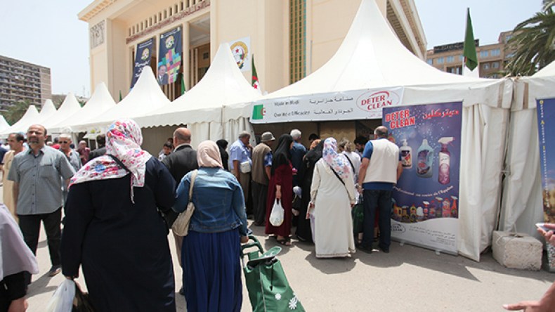 أغنياء يزاحمون الفقراء في أسواق الرحمة!