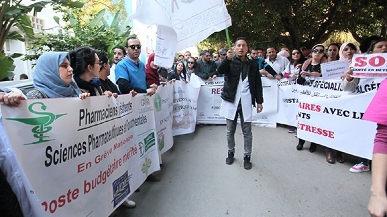 الأطباء المقيمون يحتجون مجددا بمستشفى مصطفى باشا