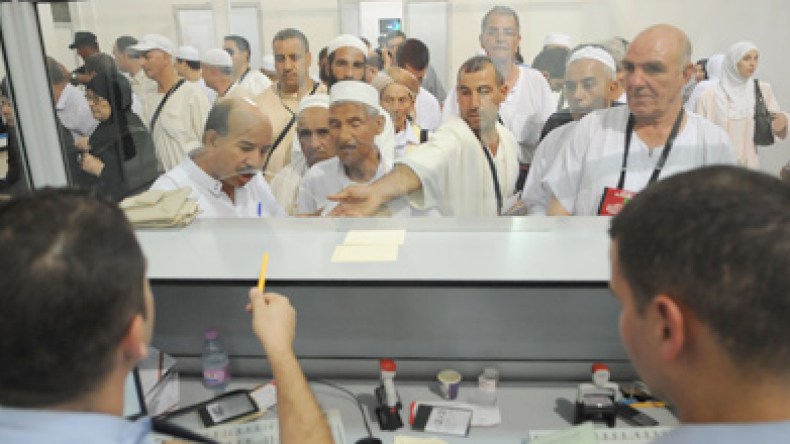 الجواز البيومتري يهدد بحرمان100ألف جزائري من العمرة