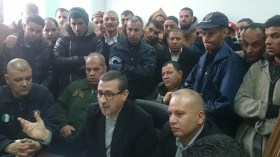 تجّار شلالة العذاورة بالمدية يغلقون محلاّتهم ويحتجّون أمام الدّائرة