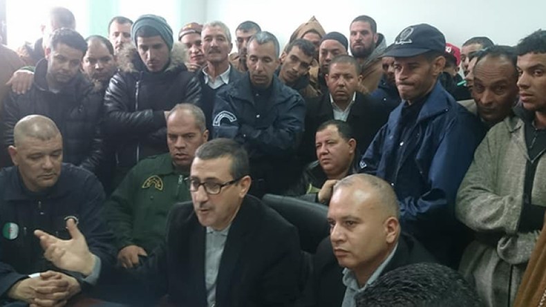 تجّار شلالة العذاورة بالمدية يغلقون محلاّتهم ويحتجّون أمام الدّائرة