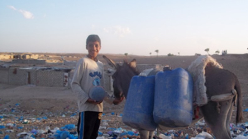 “الحمير” لجلب الماء الشروب وأمراض فتاكة تهدد الأطفال