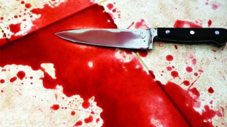 رعية إفريقي يحاول الانتحار بذبح نفسه بإيليزي