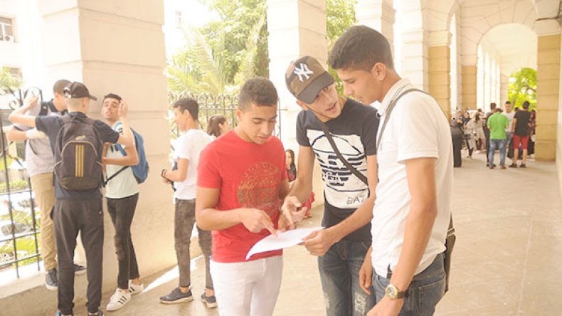 “تسريبات”.. تأخر الحراس وغياب الملاحظين في أول أيام البكالوريا