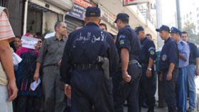 قوات‭ ‬مكافحة‭ ‬الشغب‭ ‬توقف‭ ‬مئات‭ ‬المحتجين‭ ‬أمام‭ ‬البريد‭ ‬المركزي