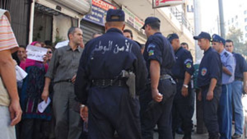 قوات‭ ‬مكافحة‭ ‬الشغب‭ ‬توقف‭ ‬مئات‭ ‬المحتجين‭ ‬أمام‭ ‬البريد‭ ‬المركزي