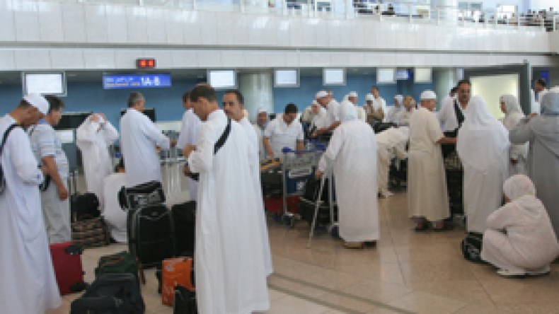 غلام الله يرفع تقارير خطيرة حول العمرة إلى الوزير الأول