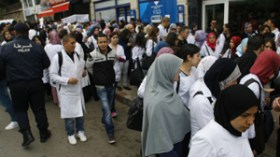 اعتصام حاشد لطلبة الصيدلة أمام مقر رئاسة الجمهورية