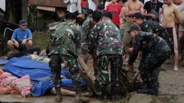 Philippines: des fosses communes pour les victimes de la tempête Washi