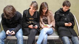 مهووسون يحرضون القصر على العشق الٳفتراضي عبر “السمارت فون”!