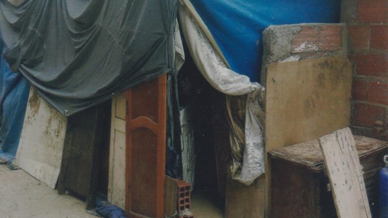 عائلة من 5 أفراد تفترش خيمة بحي “لافيجي” بالرايس حميدو