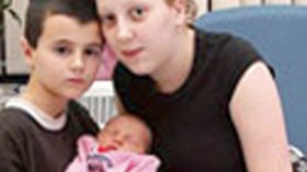 الطفل البريطاني يفقد لقب أصغر أب في العالم بعد إثبات تحليل