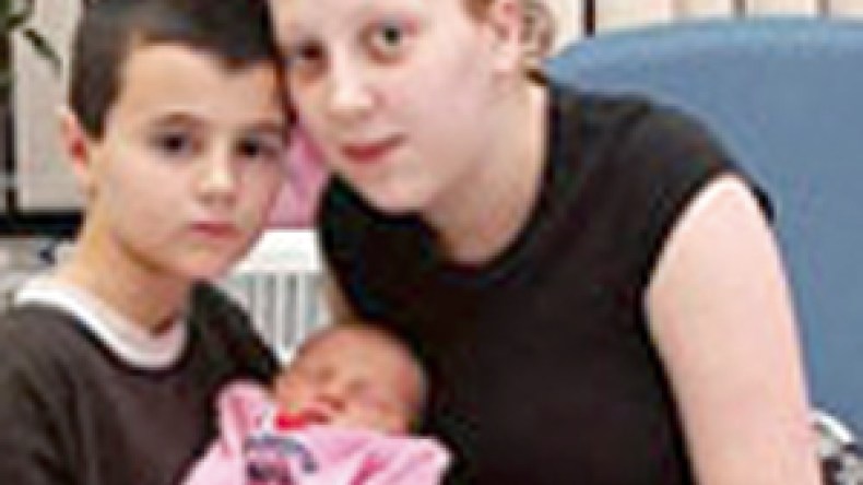 الطفل البريطاني يفقد لقب أصغر أب في العالم بعد إثبات تحليل