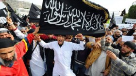 Thousands rally in Tunis to demand Islamic law