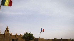 باريس تجهل مكان الرهائن والعائلات تطالب بمفاوضات